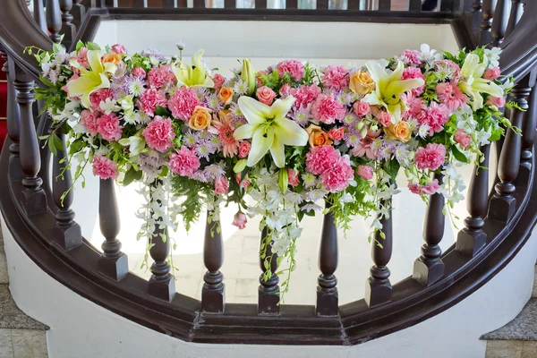 Bloemen versieren in Leuning trap op de bruiloft — Stockfoto