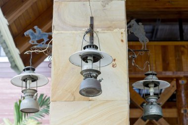 Mermer sütun kancaya asılı fener topluluğu