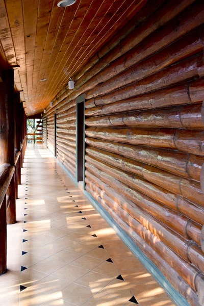 Інтер'єр старовинної дерев'яної стіни з прогулянковим способом — стокове фото