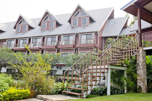 Escadas de madeira ao ar livre em resort de luxo — Fotografia de Stock