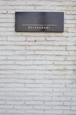 Restoran beyaz tuğla duvar siyah mermer kurulu oturum