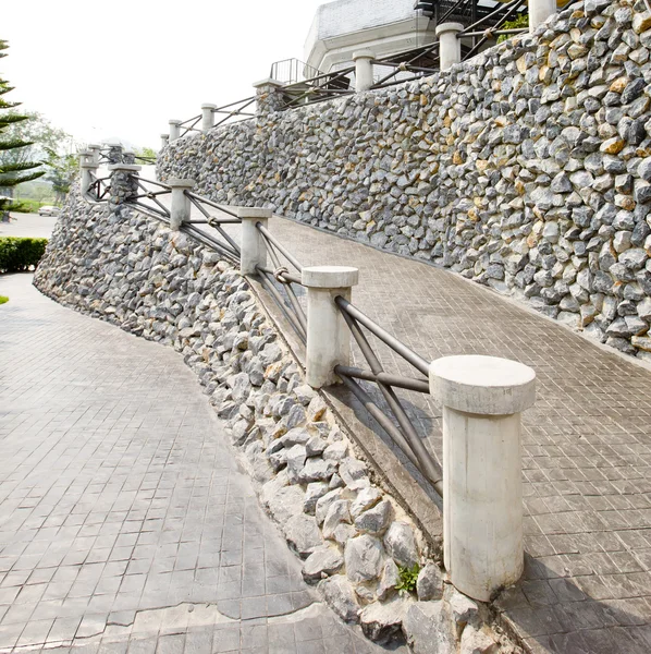 Een stenen pad en een muur — Stockfoto