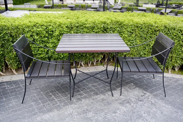 Buiten restaurant openlucht stoelen met tabel. Zomer — Stockfoto