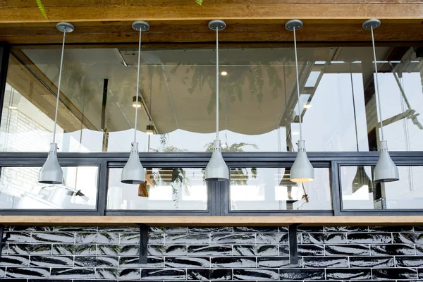 Design de interiores candeeiro pendurado no terraço — Fotografia de Stock