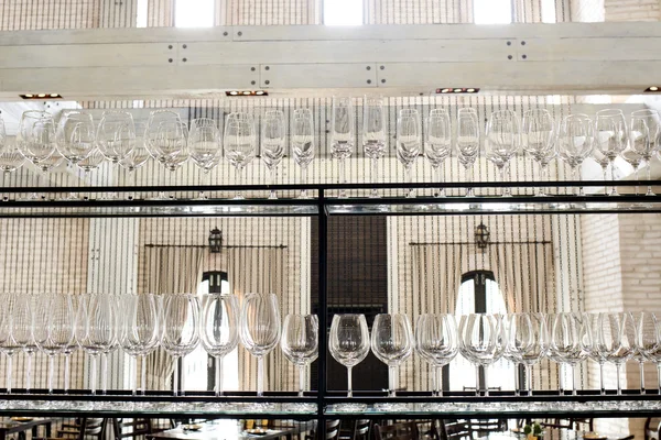 Copos vazios para vinho acima de um rack de bar — Fotografia de Stock
