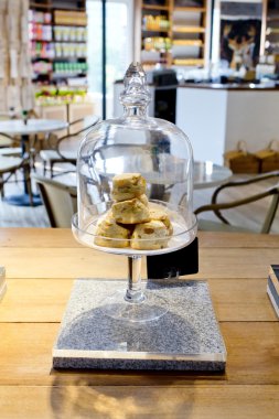 Çerezleri cam tabak tepsi sandalyesinde yaşam tarafından cam kapaklı 