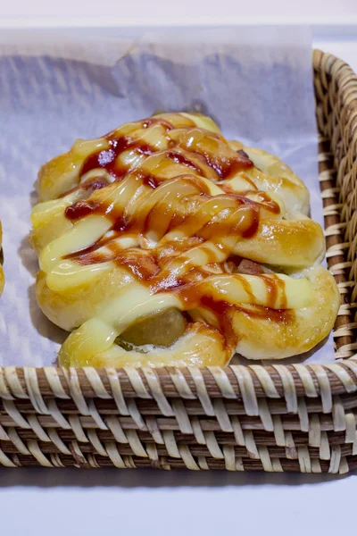 Salsicha de pizza saborosa cobertura de molho de tomate em cesta para vender — Fotografia de Stock