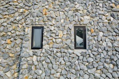 Taş duvar iki dar pencere