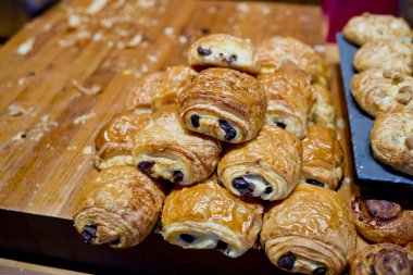 tatlı Çekirdekli kuru üzüm kesme tahtası üzerinde rulo.