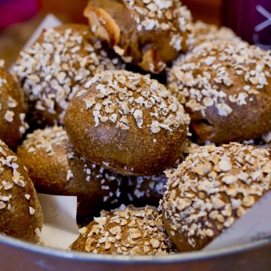 İnci şekerli tarçınlı çörek fırında