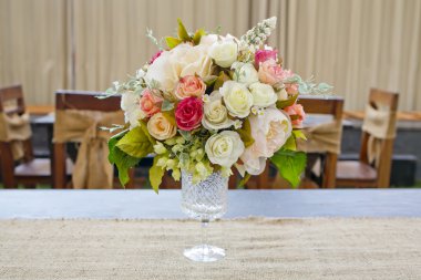 Çiçek gül Danışma yerleştirilen yemek odası