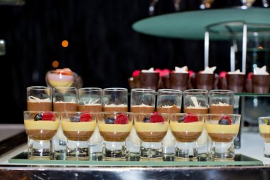 Varity süslü panna cotta