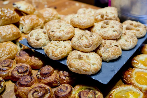 Bollos dulces en la tabla de cortar . — Foto de Stock