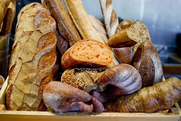 法式面包法式长棍面包在木盒子里. — 图库照片