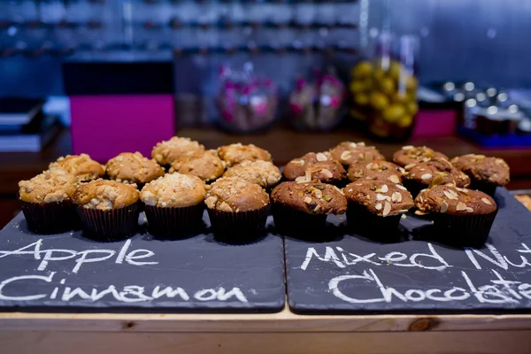 Pomme cannelle et noix mélangée gâteau tasse au chocolat sur un tableau noir un — Photo