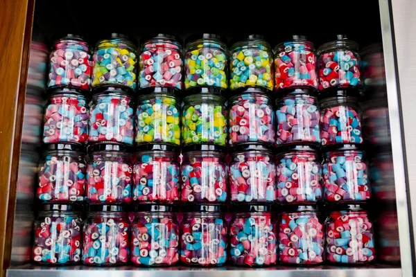 Kleurrijk van snoep in een glas candy jar achtergrond — Stockfoto