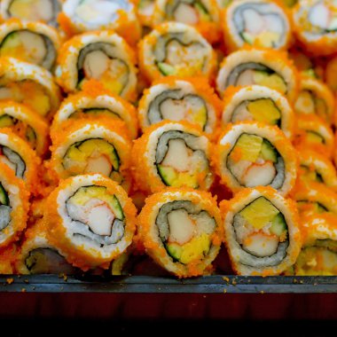 California roll maki sushi bir cam tabakta.