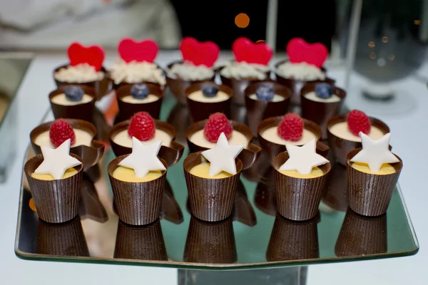 Dessert con copertura di cioccolato e guarnizione di zucchero — Foto Stock