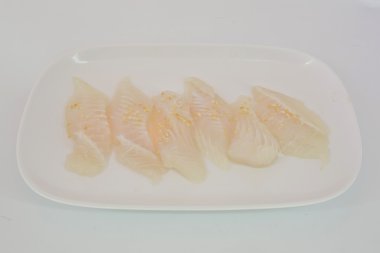 Beyaz tabak taze Dolly balık slice izole beyaz arka plan üzerinde