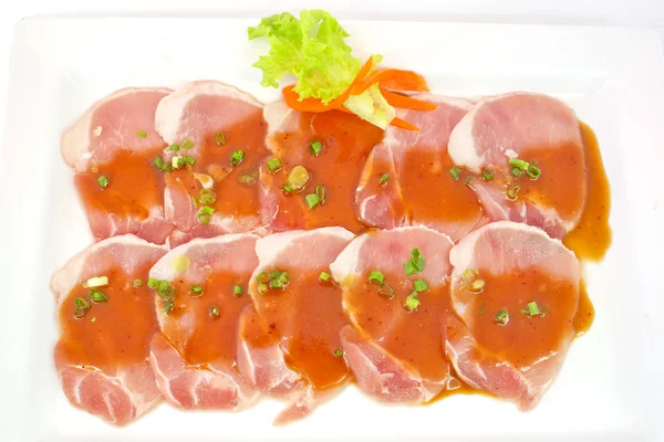 Frische rutschte Schweinefleisch auf weißem Teller für Grill — Stockfoto