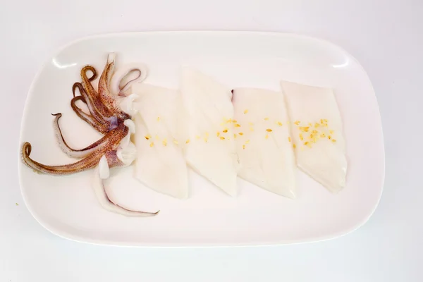 Ruwe squid slice op witte schotel isoleren op witte achtergrond klaar — Stockfoto