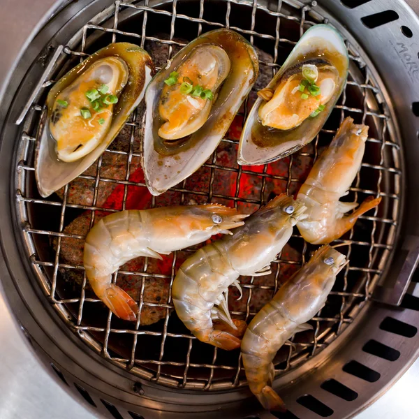 Grilled seafood, prawns and squids — Stock Photo, Image