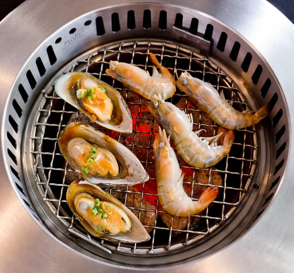 烧烤的海鲜、 虾和鱿鱼 — 图库照片