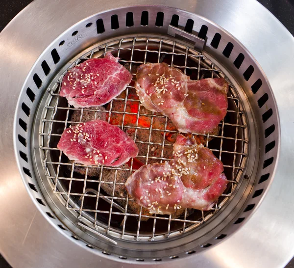 Slide beef on the grill in japanese restaurant. — Stock Photo, Image