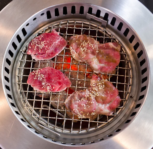 Slide beef on the grill in japanese restaurant. — Stock Photo, Image