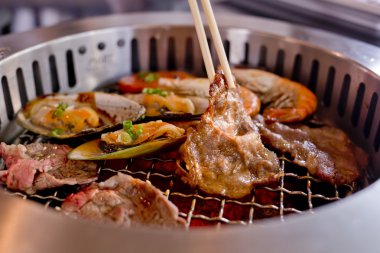 Kavrulmuş et ve deniz ürünleri ve Chopsticks Barbekü Izgara o karışık
