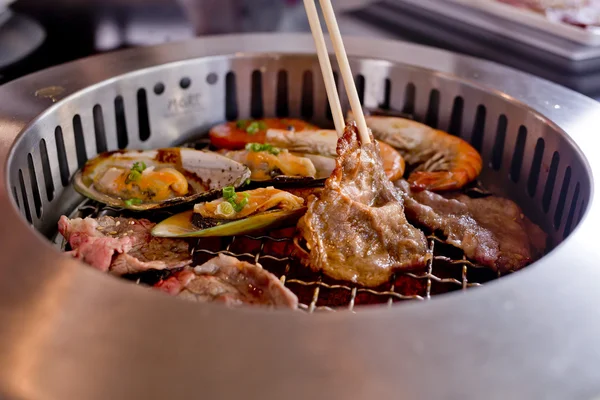 Kavrulmuş et ve deniz ürünleri ve Chopsticks Barbekü Izgara o karışık — Stok fotoğraf