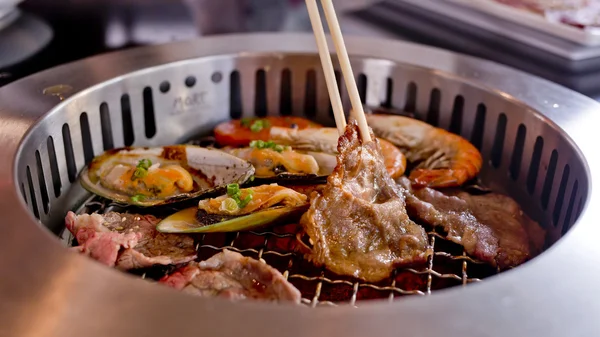 Carne asada mixta y mariscos y palillos en la parrilla de barbacoa o — Foto de Stock