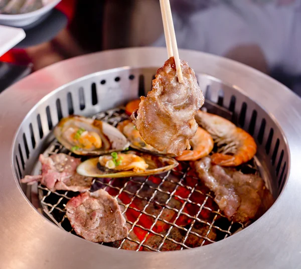 Kavrulmuş et ve deniz ürünleri ve Chopsticks Barbekü Izgara o karışık — Stok fotoğraf