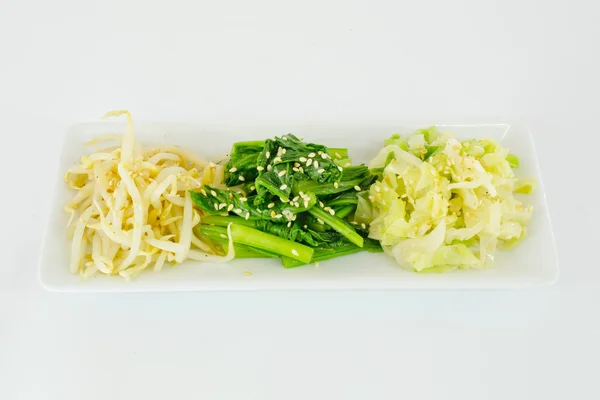 Brotes de frijol, col, ensalada de cantón con semillas de sésamo y sésamo — Foto de Stock