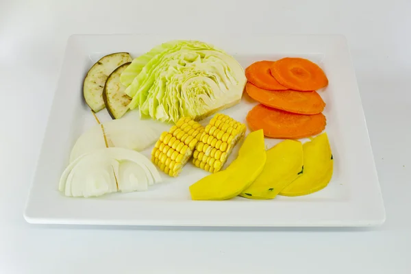 Część warzyw mieszanych na biały danie izolować — Zdjęcie stockowe