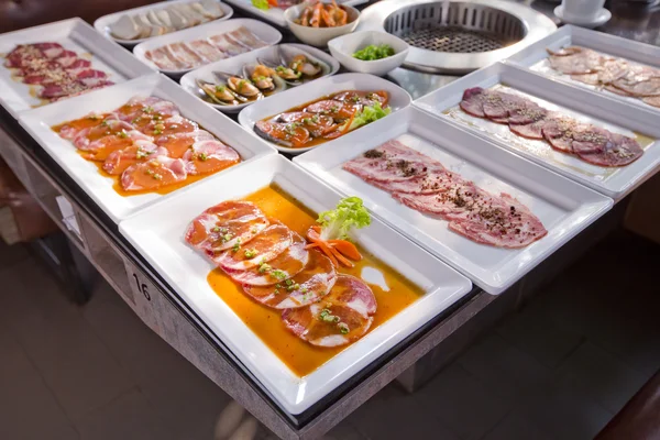 Carne variada e frutos do mar não cozidos e torradeira pronto para ser grill — Fotografia de Stock