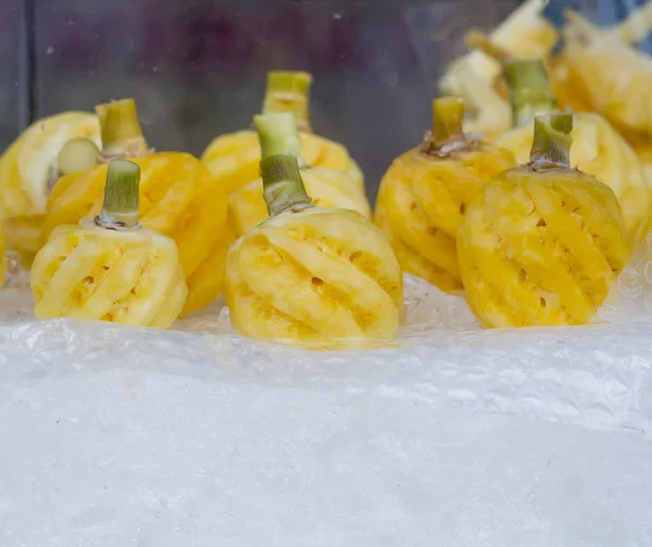 Reife kleine Ananas auf Eis geschält auf dem Markt — Stockfoto