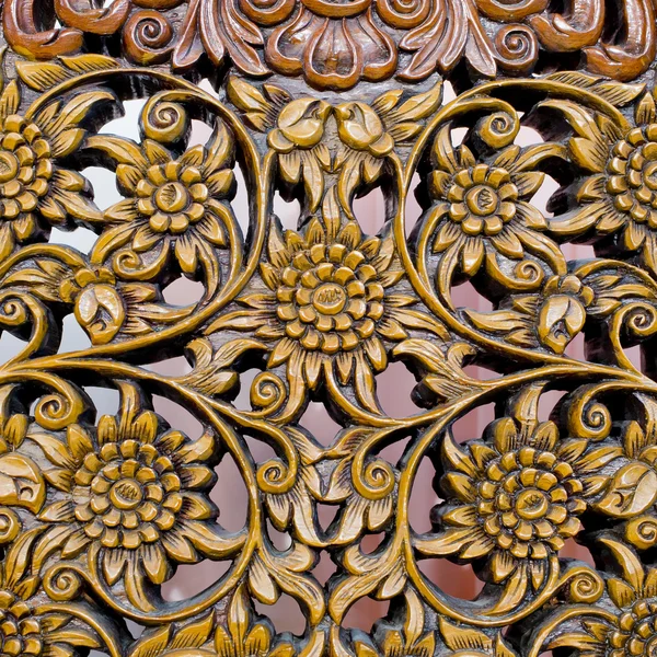 Patrón de flor tallada sobre fondo de madera — Foto de Stock