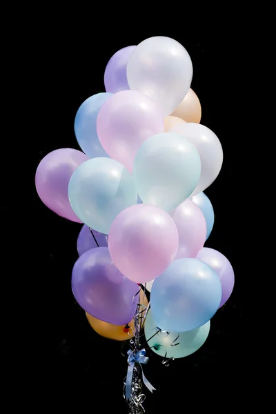 Létající balóny izolovaných na černém pozadí — Stock fotografie