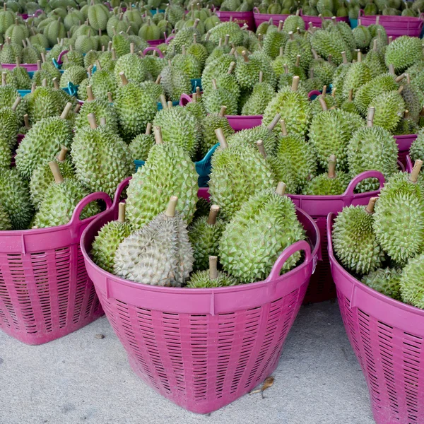 Durian kész eladni a kosárban — Stock Fotó