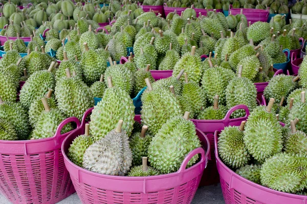 Durian w koszyku gotowy do sprzedaży — Zdjęcie stockowe