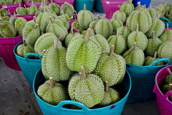 Durian kész eladni a kosárban — Stock Fotó