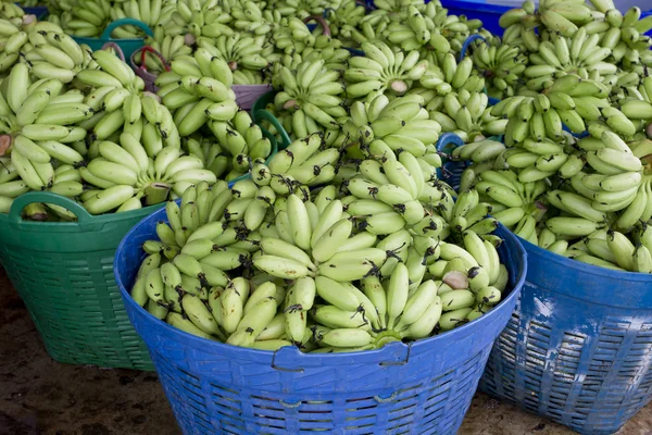 Grüne Bananenbündel im Korb bereit zum Verkauf — Stockfoto