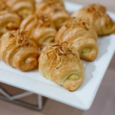 Kahvaltıda kızarmış Hindistan cevizi ile taze kruvasanlar