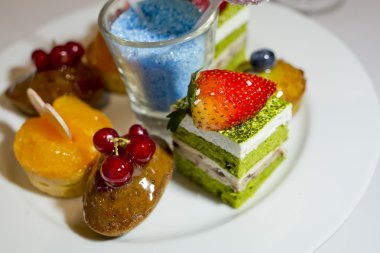 Farklı lezzetli tatlılar ve pastalar beyaz pl koleksiyonu