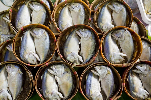 Makreel gestoomde op bamboe mand op markt — Stockfoto