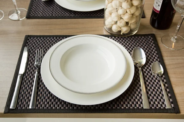 Ajuste de mesa en el interior del restaurante, desaturado — Foto de Stock