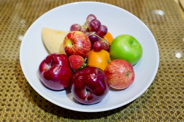 Mix świeżych owoców w biały danie — Zdjęcie stockowe