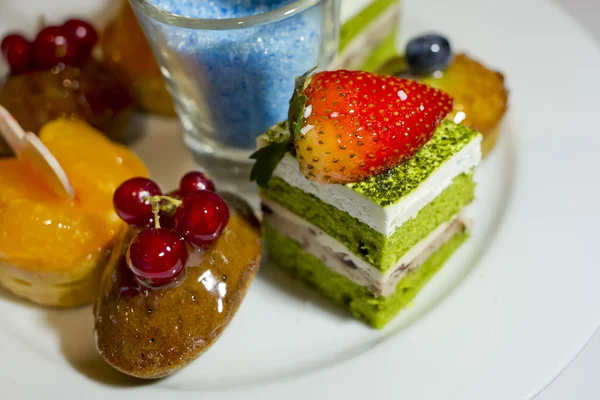 Collectie van verschillende heerlijke desserts en gebak in witte pl — Stockfoto