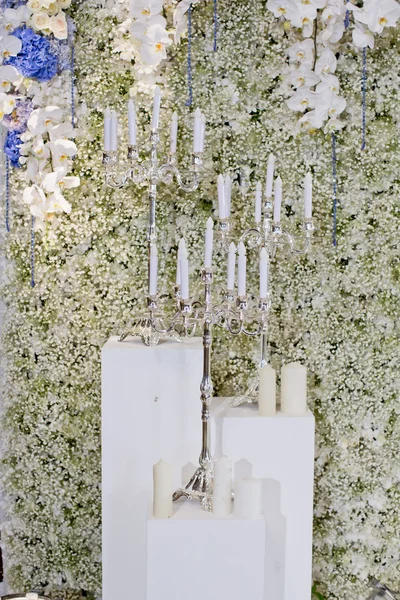 Retro kandelaars met witte kaarsen, geïsoleerd op wit — Stockfoto